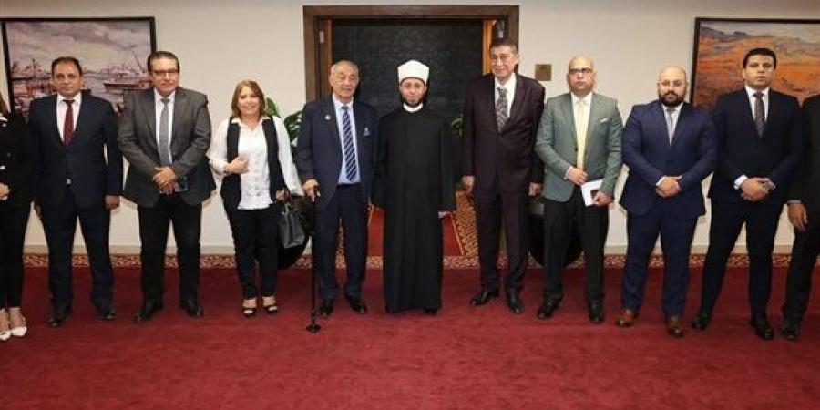 وزير
      الأوقاف
      يلتقي
      عيد
      لبيب
      ...