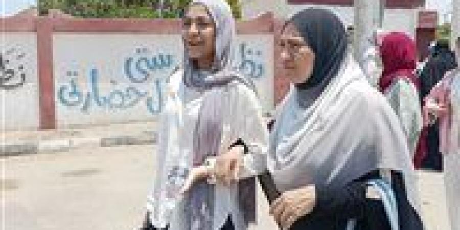 طلاب
      الثانوية
      العامة
      يؤكدون
      على
      سهولة
      امتحاني
      التربية
      الوطنية
      والدينية
      في
      أول
      أيام
      الثانوية
      العامة
      بالإسماعيلية