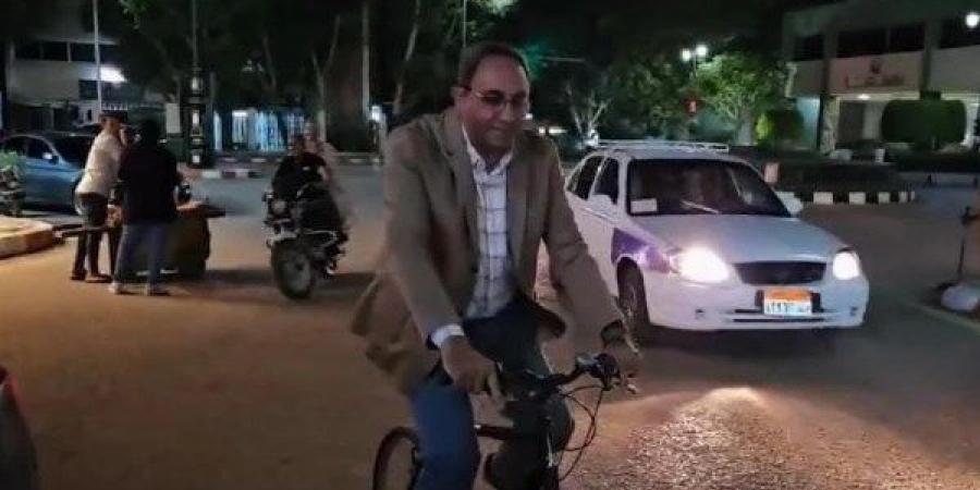 بعد انتهاء عمله.. محافظ قنا يتجول بدراجته بين المواطنين في الشوارع