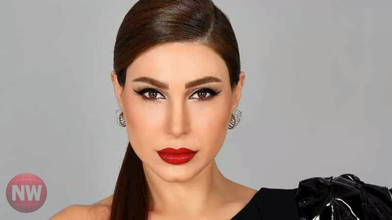 يارا تتألق بعباءة بنفسجية وذهبية مطرزة تجمع بين الأناقة والفخامة