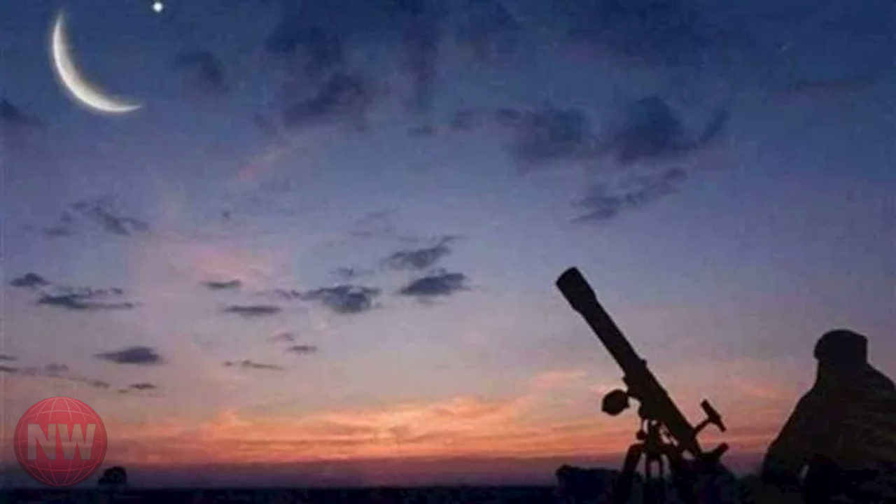 سائح أجنبي يشارك في مائدة إفطار جماعية بشوارع مصر ويشيد بأجوائها