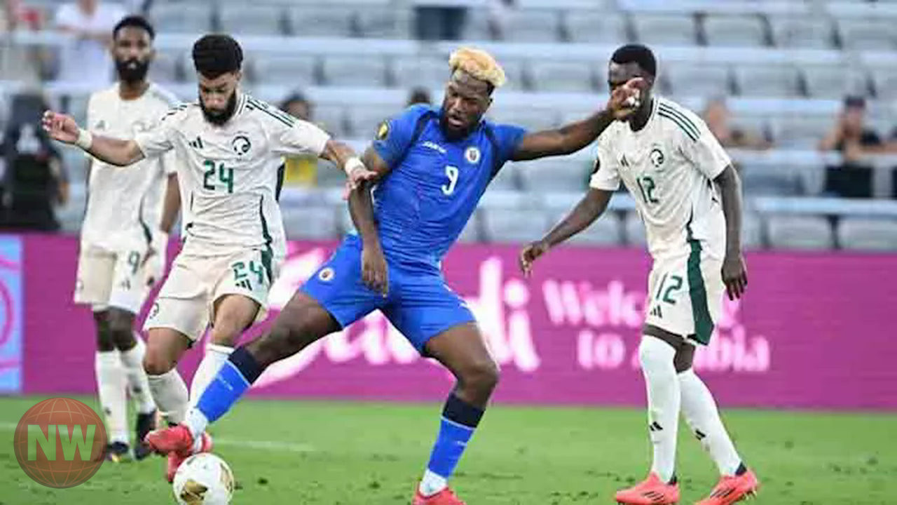 هداف هايتي نازون يروي تفاصيل هروبه من إيران بعد تعليق رحلته الجوية