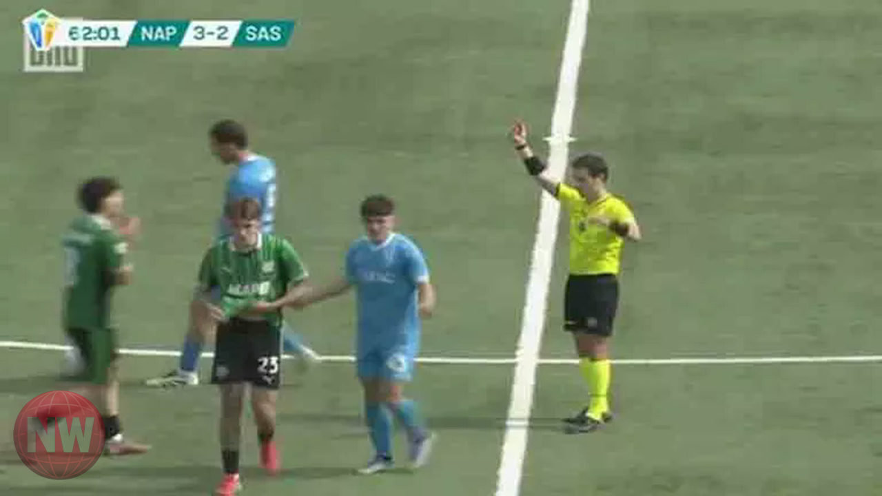 لاعب ساسولو الشاب يهاجم حكم مباراة في دوري الناشئين الإيطالي