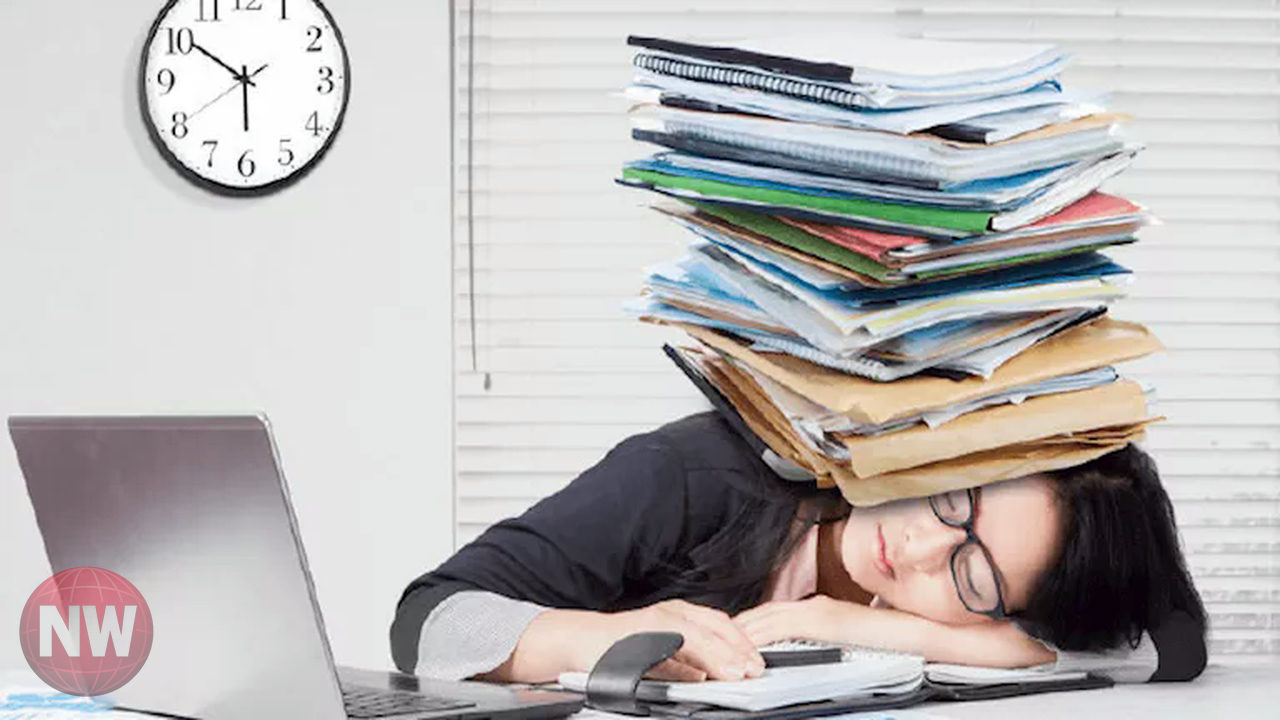 العمل لساعات طويلة يهدد القلب: دراسات تكشف عن مخاطر جسيمة