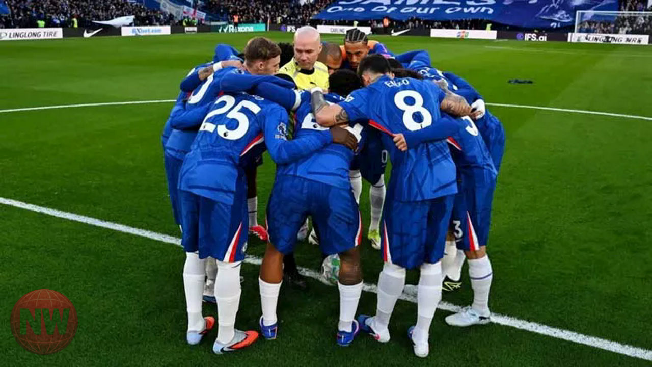 حكم مباراة تشيلسي ونيوكاسل يتوسط دائرة احتفالية للاعبي البلوز
