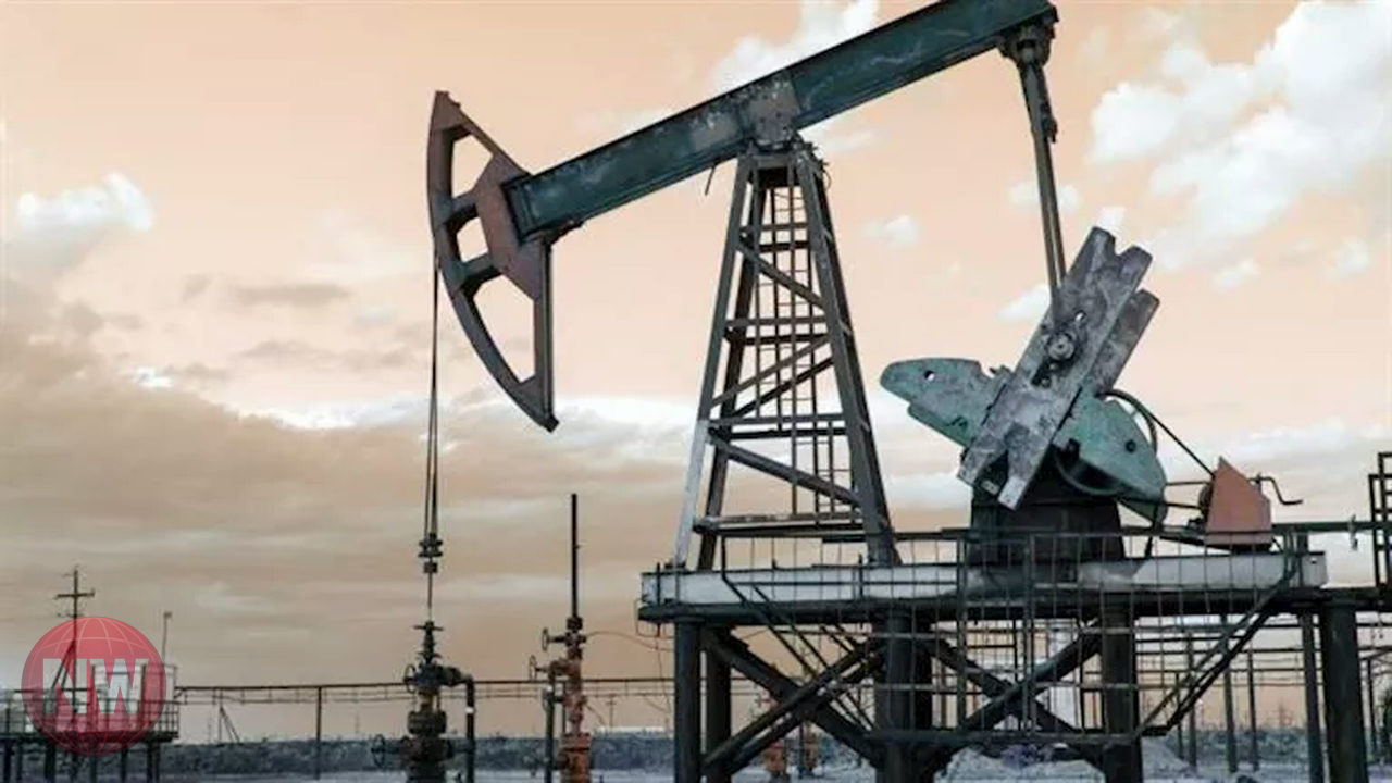 أسعار النفط تقفز أكثر من 4% بفعل مخاوف تعطل إمدادات النفط عبر مضيق هرمز