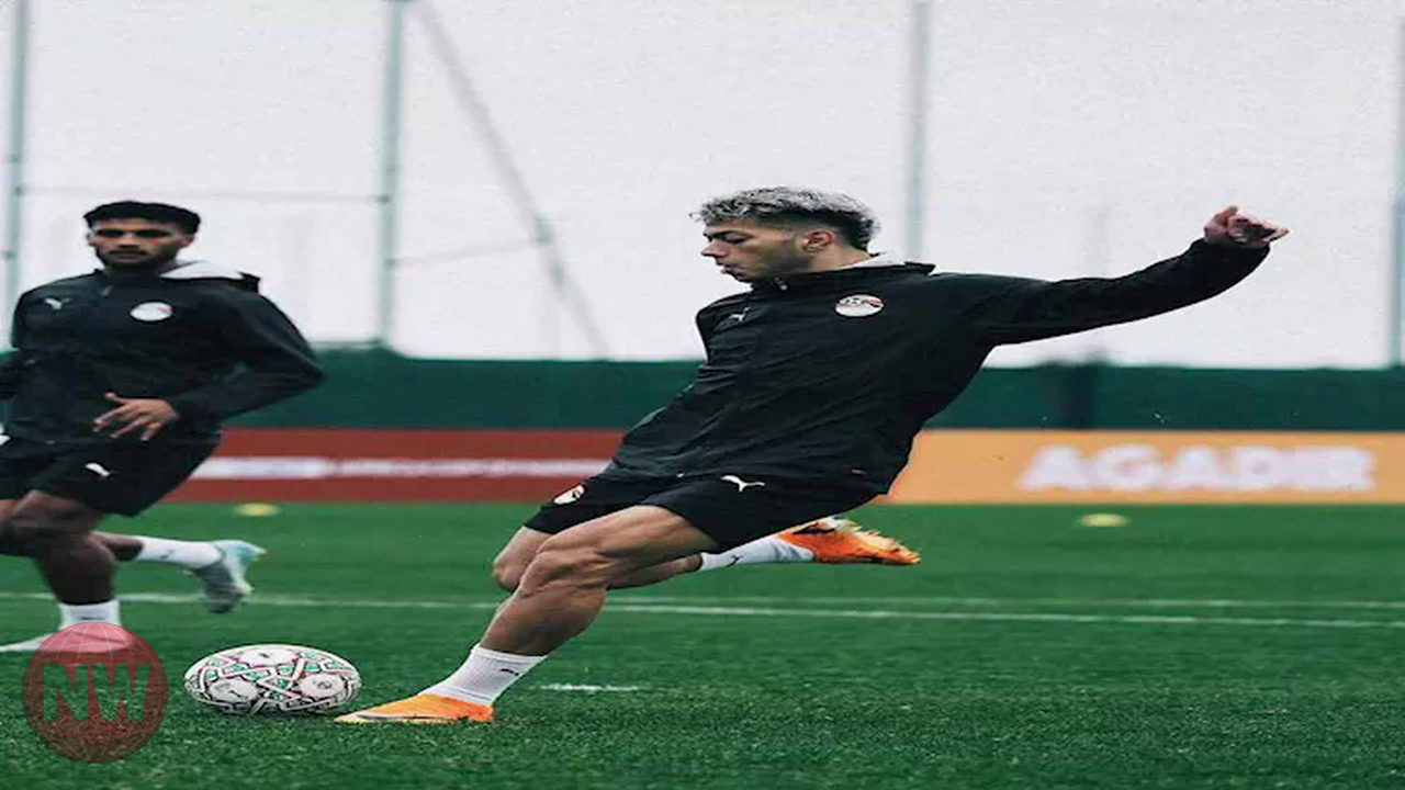 ابنة إمام عاشور تستقبل والدها لدى عودته من معسكر منتخب مصر