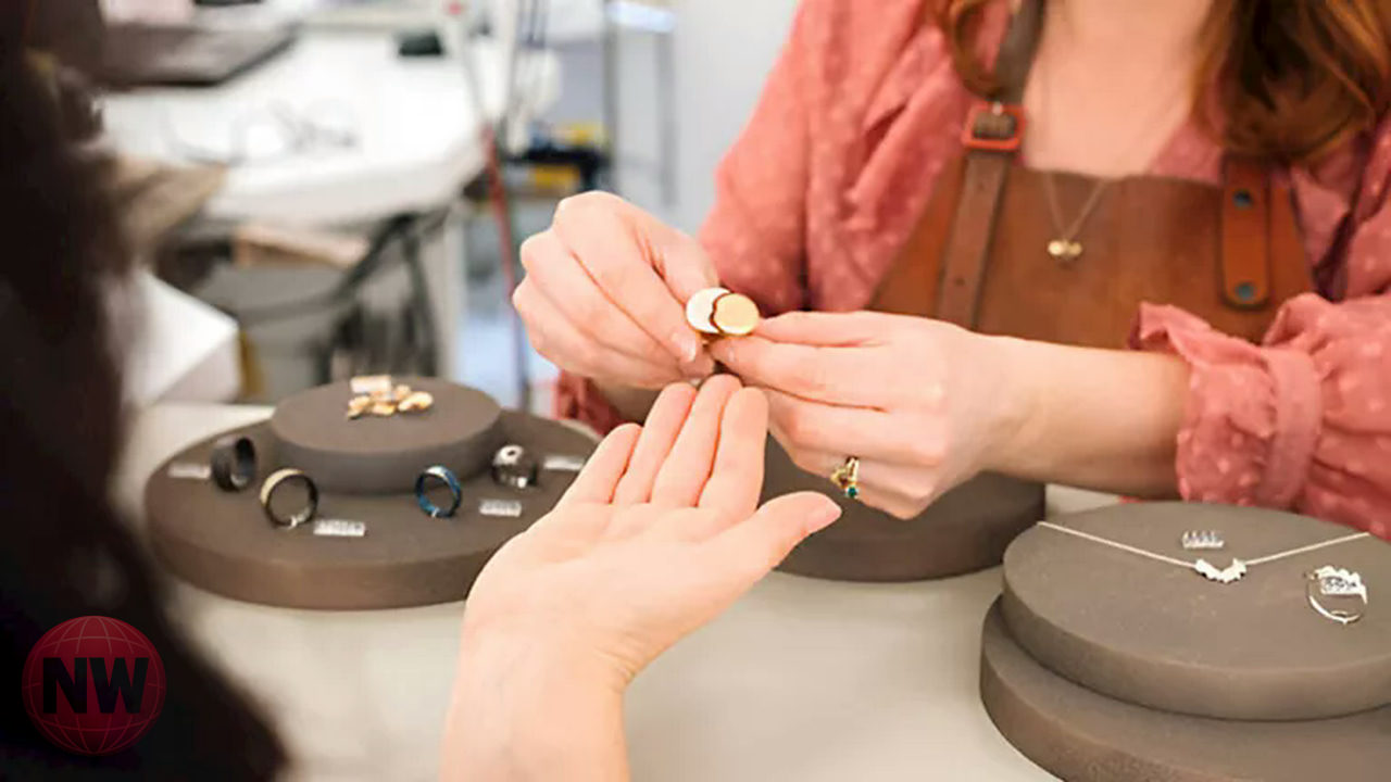 الذهب يرتفع 255 جنيهاً لعيار 21 في مصر والأونصة تصعد عالمياً