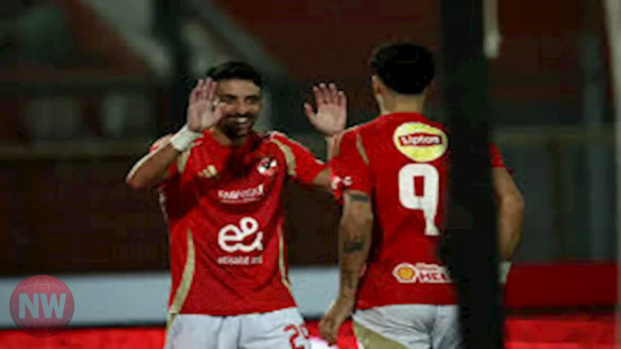 وسام أبو علي يهنئ زميله السابق طاهر محمد طاهر بهدف الفوز مع الأهلي