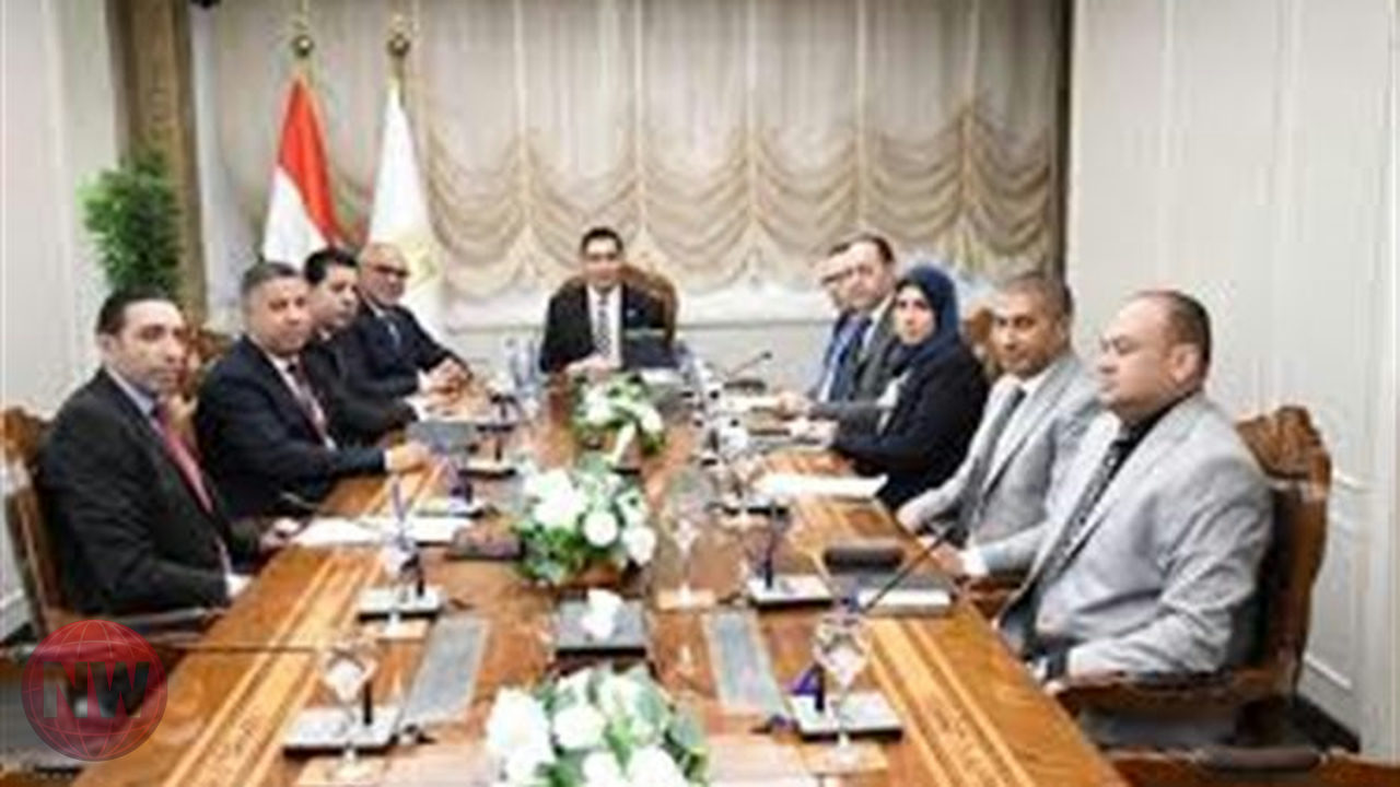 وزير الرياضة المصري يناقش دعم الأندية وتطوير رياضة البادل