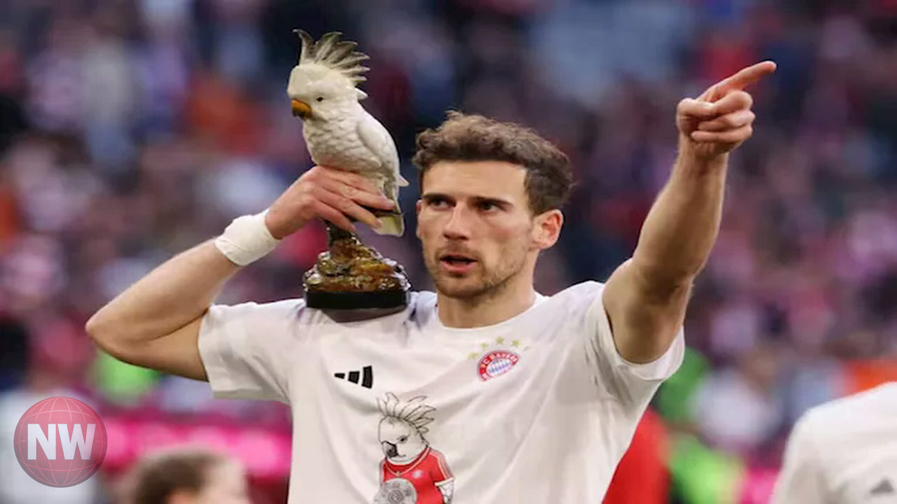 بايرن ميونخ يحتفل بالدوري الخامس والثلاثين بتمثال ببغاء "الكوكاتو"