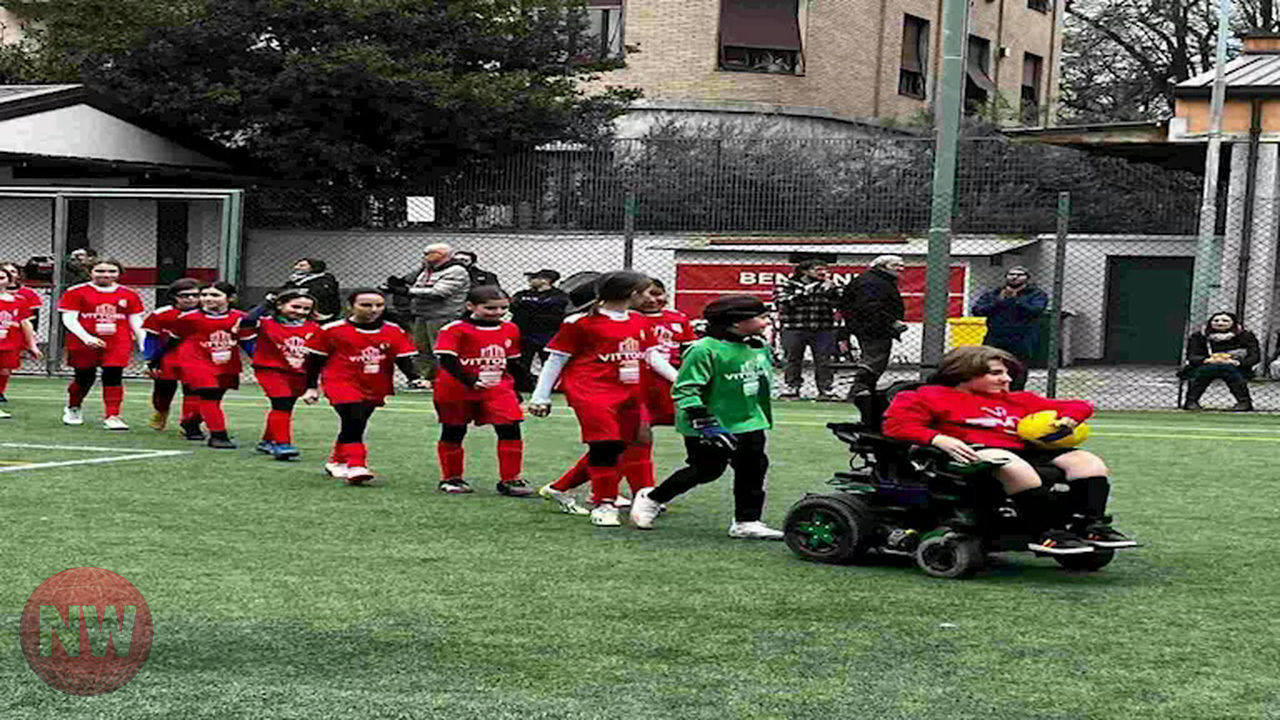 حكم شاب بعمر 15 عامًا يدير مباراة كرة قدم على كرسي متحرك