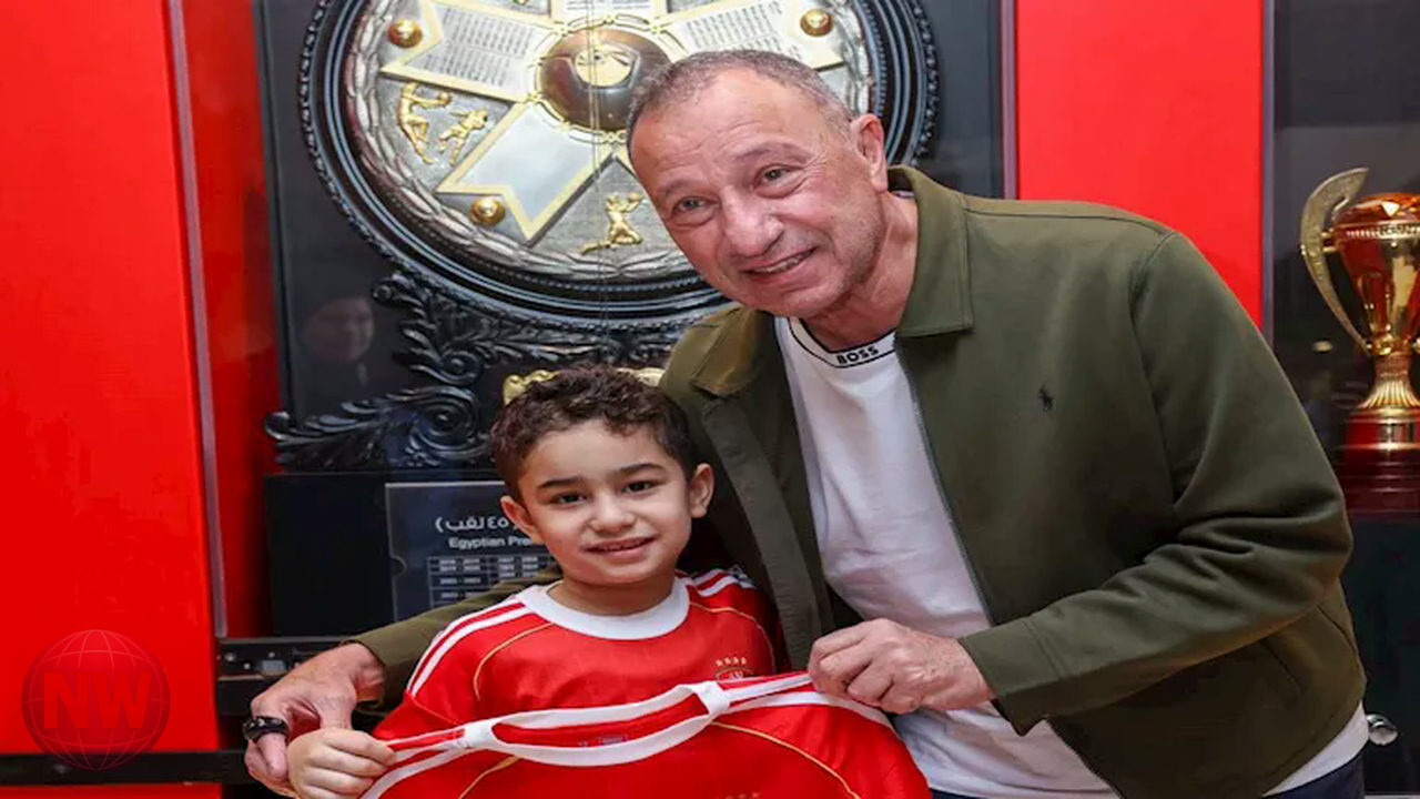 رئيس الأهلي يكرم الطفل سليم بعد ظهوره المؤثر في نصف نهائي الكرة الطائرة