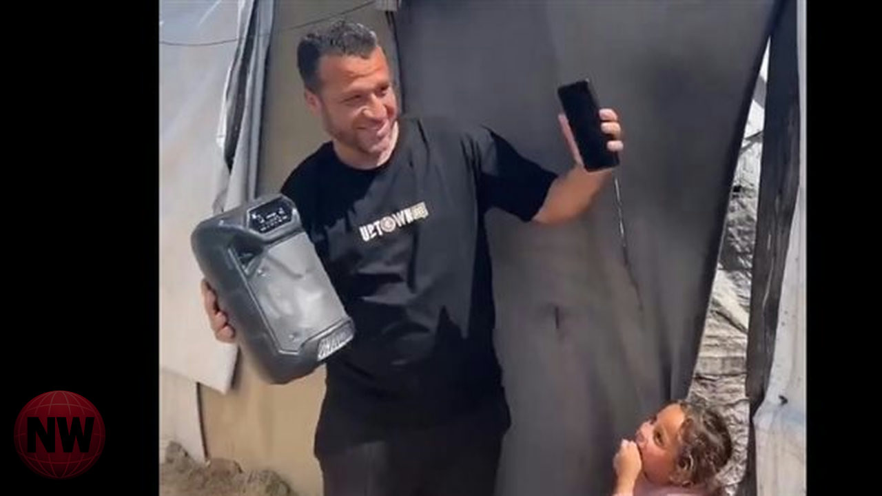 مشجع زملكاوي من غزة يحتفل بفوز فريقه رغم الصعاب