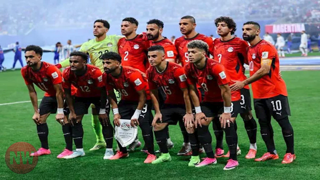 عمرو أديب يهاجم منتقدي لاعبي منتخب مصر ويتهمهم بالتدخل في حياتهم الشخصية