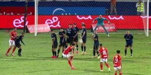 الدوري المصري.. الأهلي يضرب سيراميكا كليوباترا بهدفين مقابل هدف في الشوط الأول