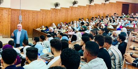 رئيس جامعة الدلتا التكنولوجية يتابع انتظام العملية التعليمية للطلاب الجدد