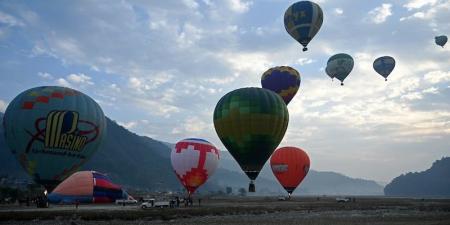 "مناطيد
      الهواء
      الساخن"
      في
      النيبال
      تزين
      السماء
      بالألوان