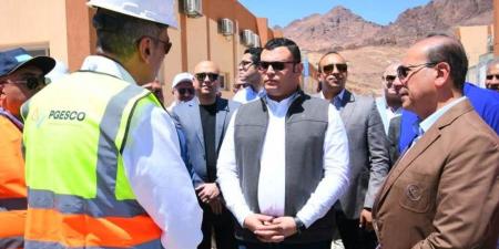 وزير
      الإسكان
      يتفقد
      مشروع
      تطوير
      موقع
      «التجلى
      الأعظم»
      بمدينة
      سانت
      كاترين
      بسيناء