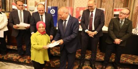 وزير
      العمل
      ومحافظ
      القاهرة
      يسلمان
      64
      عقد
      عمل
      لذوي
      الهمم
      في
      شركات
      خاصة
