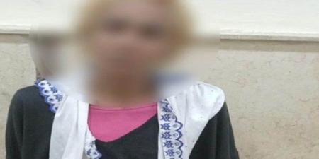 ضبط بائعة تحرشت بسائح أجنبي وطلبت مالاً للسماح بمروره في القاهرة
