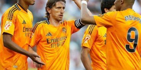 بثنائية
      نظيفة..
      ريال
      مدريد
      يهزم
      إشبيلية
      بالدوري
      الإسباني