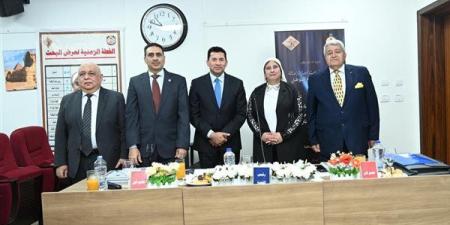 وزير
      الرياضة
      يناقش
      رسالة
      الدكتورة
   ...
