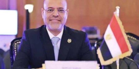 وزير
      العمل
      المصري
      يعتمد
      نحو
      1.6
      مليون
      جنيه
      لرعاية
      1098
      عاملًا
      غير
      منتظم
      اجتماعيًا
      وصحيًا