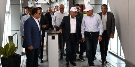 تمهيدًا لتشغيلها أمام المواطنين.. مدبولي يتفقد المرحلة الأولى للأتوبيس الترددي