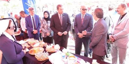 وزير
      العمل
      يتفقد
      معرض
      للمنتجات
      ...