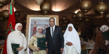 عبد اللطيف حموشي يستقبل أرامل وأباء موظفي الشرطة من شهداء الواجب ويمنحهم شققا سكنية ومبالغ مالية