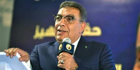 محافظ
      الدقهلية
      يشهد
      حفل
      حزب
      ...