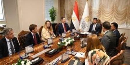 وزير
      الشباب
      والرياضة
      يلتقي
      السفير
      الإسباني
      وممثلي
      نادي
      فياريال
      لبحث
      سبل
      التعاون
      المشترك