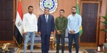 محافظ
      الدقهلية
      يطلق
      اسم
      شهيد
      الشهامة
      البطل
      خالد
      عبد
      العال
      على
      المدرسة
      الإعدادية
      بالقرية
      تخليدا
      وتكريما
      لبطولته
      وتضحياته