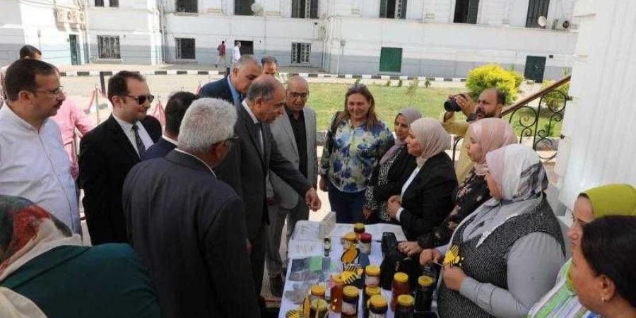 محافظ المنيا يكرم 10 سيدات من رائدات الأعمال ويشيد بمبادرة “بداية”