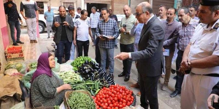 محافظ المنيا يقود حملة تفتيشية مكبرة على أسواق حي غرب وميدان الساعة لضبط الأسعار والاشغالات وسرقة التيار الكهربائى