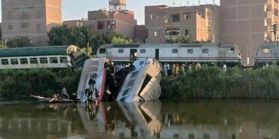 المحافظ وسط الأهالي و20 مصاب.. مشاهد صعبة ومؤلمة من حـادث قطاري المنيا وسقوط عربتي الركاب بالترعة