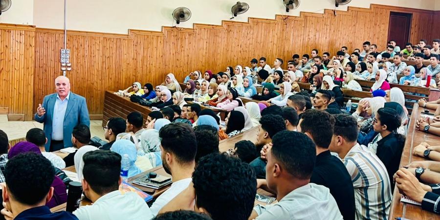 رئيس جامعة الدلتا التكنولوجية يتابع انتظام العملية التعليمية للطلاب الجدد