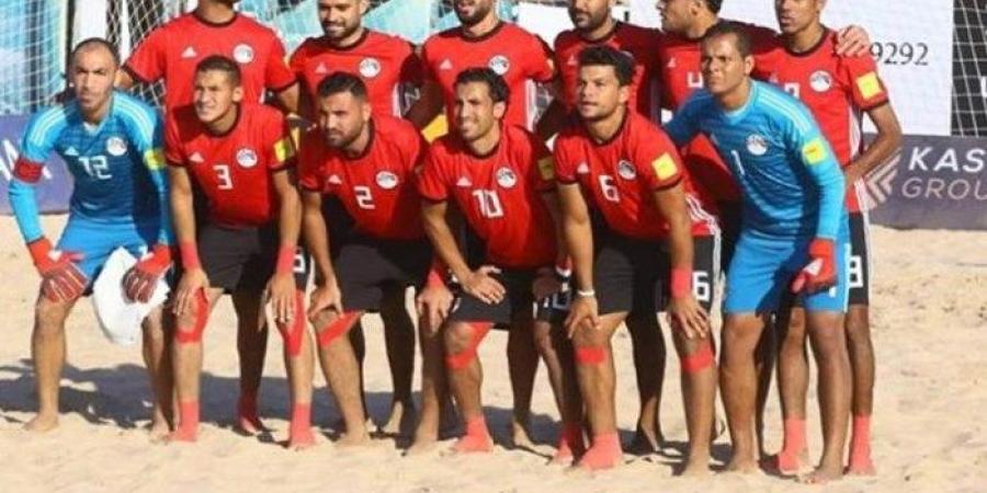 منتخب مصر بالزي الأحمر أمام المنتخب الغاني بكأس الأمم الافريقية