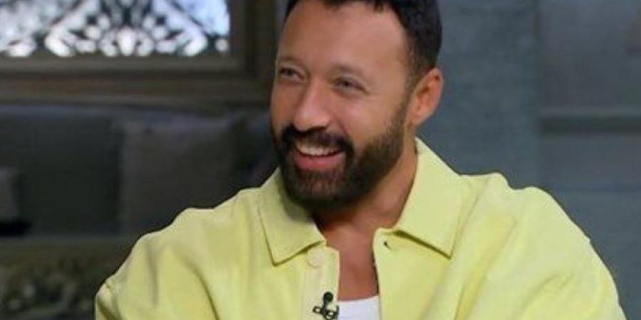 أحمد فهمي قبل الشهرة: «كنت بشتغل ورا رقاصة ومعرفتش أشتري جزمة بـ25 جنيه»