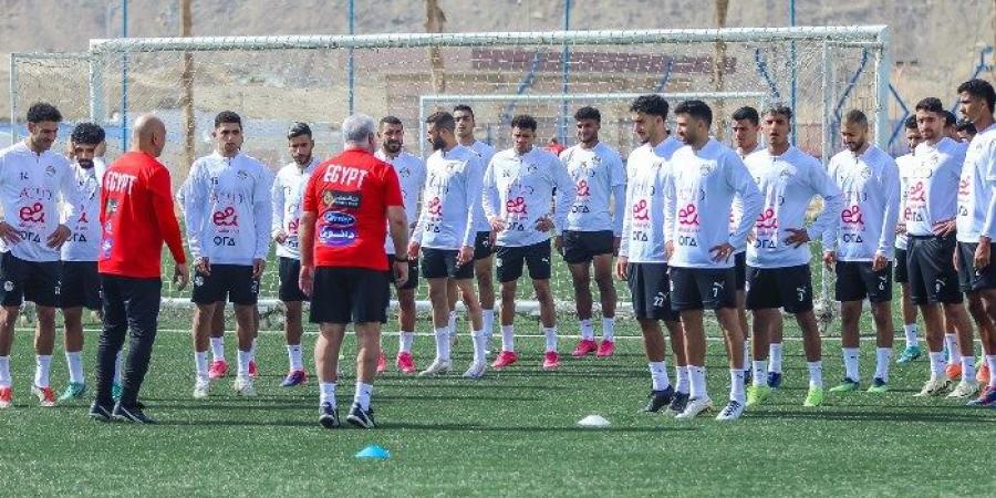 «عشان التأقلم»، لاعبو المنتخب «يأكلون النجيلة» قبل سفرهم إلى كاب فيردي