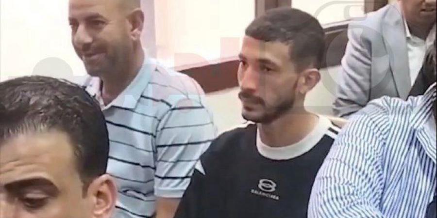 لحضور رابع الجلسات، وصول زوجة أمين الشرطة ضحية الدهس في قضية أحمد فتوح