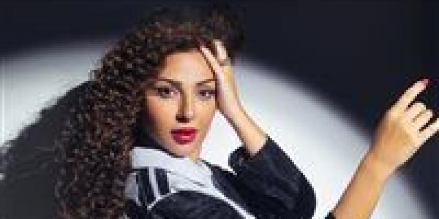 ميريام
      فارس:
      خلينا
      مهما
      صعبت
      الظروف
      نبقى
      متمسكين
      بأرضنا
      وبلدنا