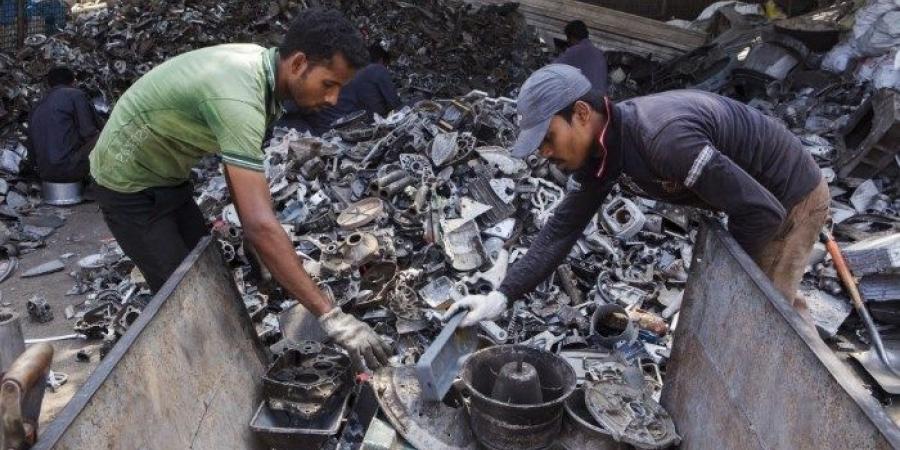 على طريقة عبد الغفور البرعي، شابان مصريان يحققان الملايين من تجارة الخردة