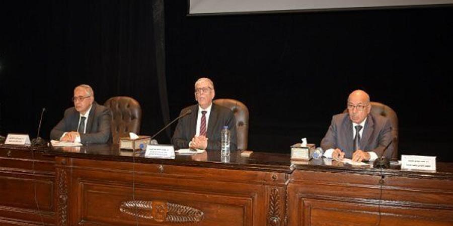 جامعة
      القاهرة
      تناقش
      مخاطر
      إدمان
      الإنترنت
      وتأثيراته
      على
      المجتمع