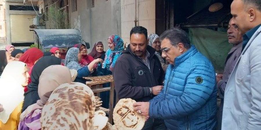 بيوزع العيش بنفسه على الناس.. محافظ الدقهلية في جولة مفاجئة على عدد من المخابز