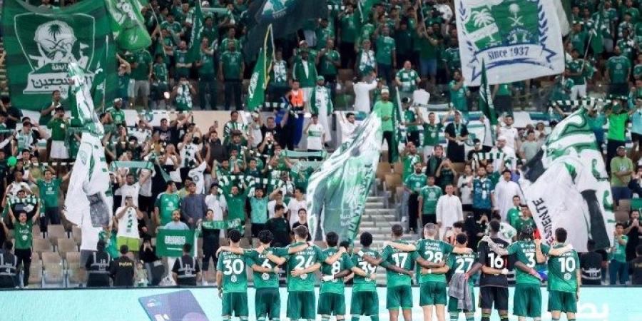 اطلع يا فاشل، جمهور الأهلي السعودي يطرد رئيس ناديهم من الملعب (فيديو)