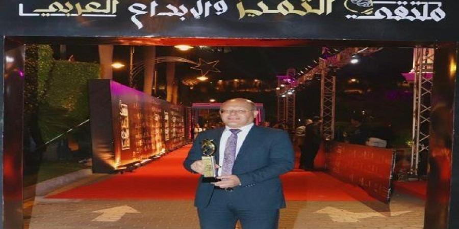 رئيس
      جامعة
      سوهاج
      يُتوج
      بجائزة
      التميز
      لعام
      2024
      في
      ملتقى
      الإبداع
      العربي