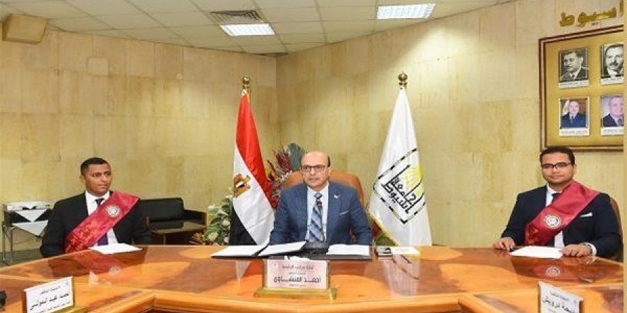 رئيس
      جامعة
      أسيوط
      يلتقي
      بمجلس
      اتحاد
      الطلاب
      الجديد
      للعام
      الجامعي
      2024-2025