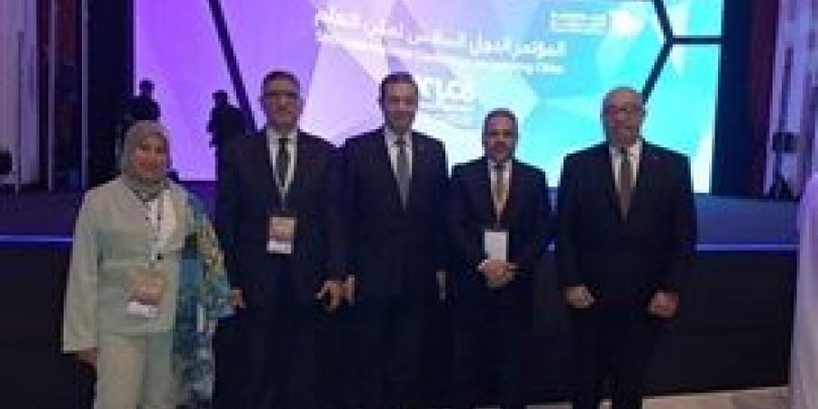 محافظ
      الجيزة
      يشارك
      بالجلسة
      الافتتاحية
      للمؤتمر
      الدولى
      السادس
      لمدن
      التعلم
      بالسعودية